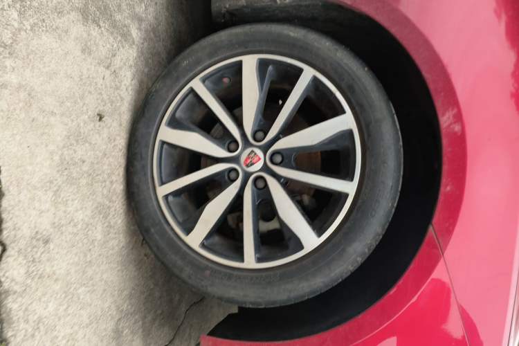 Used Roewe i6 2017 20T Automatic Internet ZhiZun Edition Right Front Wheel Hub
