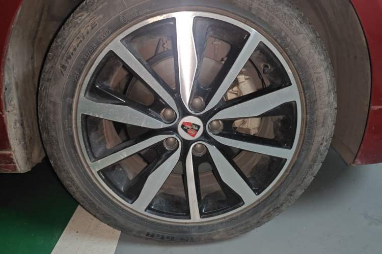 Used Roewe i6 2017 20T Automatic Internet ZhiZun Edition Right Front Wheel Hub