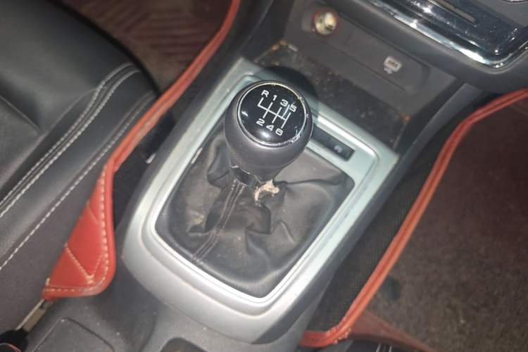 Used Roewe i6 2017 16T Manual Luxury Edition Gear Lever