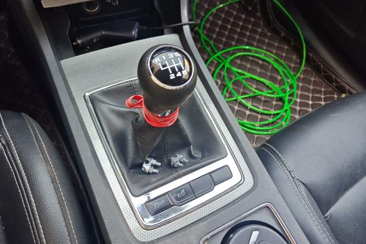 Used Roewe i6 2017 20T Manual Luxury Edition Gear Lever