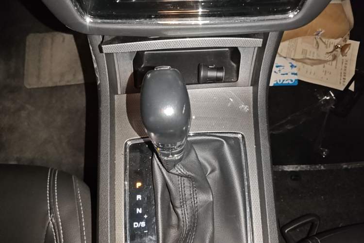 Used Roewe i6 2017 20T Automatic Flagship Edition Gear Lever
