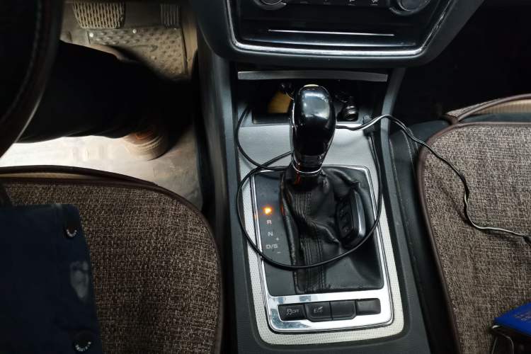 Used Roewe i6 2017 20T Automatic Flagship Edition Gear Lever