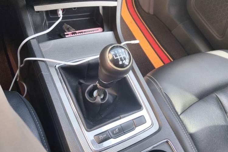 Used Roewe i6 2017 20T Manual Luxury Edition Gear Lever