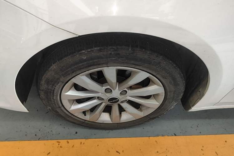 Used Roewe i6 2017 20T Automatic Internet Smart Edition Left Front Wheel Hub