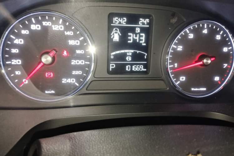 Used Roewe i6 2017 20T Automatic Flagship Edition Odometer Close Up