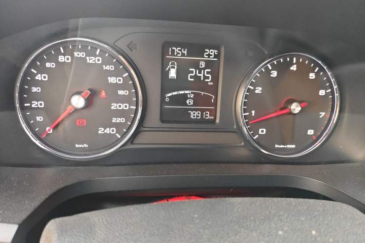 Used Roewe i6 2017 20T Manual Luxury Edition Odometer Close Up