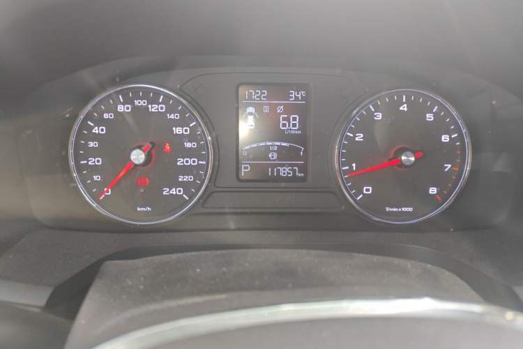 Used Roewe i6 2017 20T Automatic Internet Smart Edition Odometer Close Up