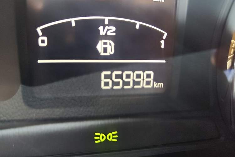 Used Roewe i6 2017 20T Manual Luxury Edition Odometer Close Up