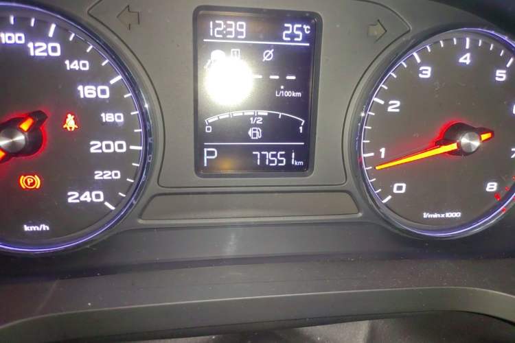 Used Roewe i6 2017 20T Automatic Internet Smart Edition Odometer Close Up
