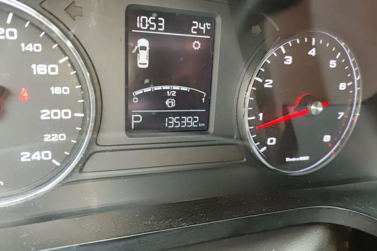 Used Roewe i6 2017 20T Automatic Internet Smart Edition Odometer Close Up