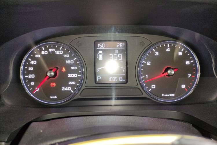 Used Roewe i6 2017 20T Automatic Flagship Edition Odometer Close Up