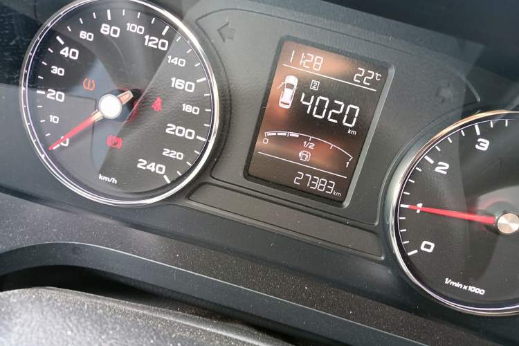 Used Roewe i6 2017 16T Manual Luxury Edition Odometer Close Up