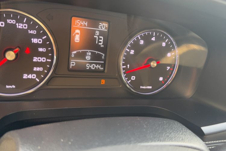 Used Roewe i6 2017 20T Automatic Internet Smart Edition Odometer Close Up