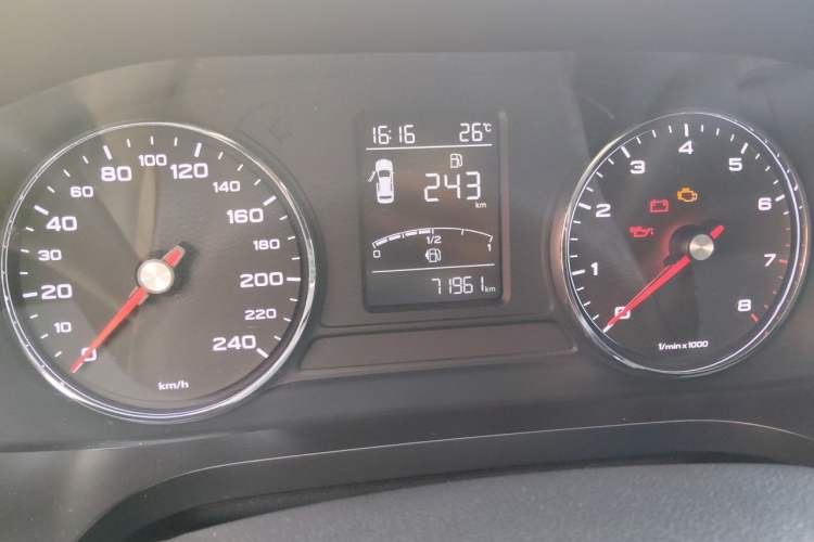 Used Roewe i6 2017 20T Manual Luxury Edition Odometer Close Up