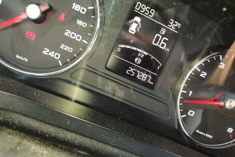 Used Roewe i6 2017 20T Manual Luxury Edition Odometer Close Up