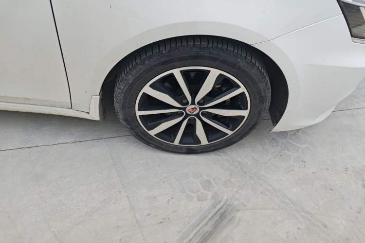 Used Roewe i6 2017 20T Automatic Internet ZhiZun Edition Right Front Wheel Hub