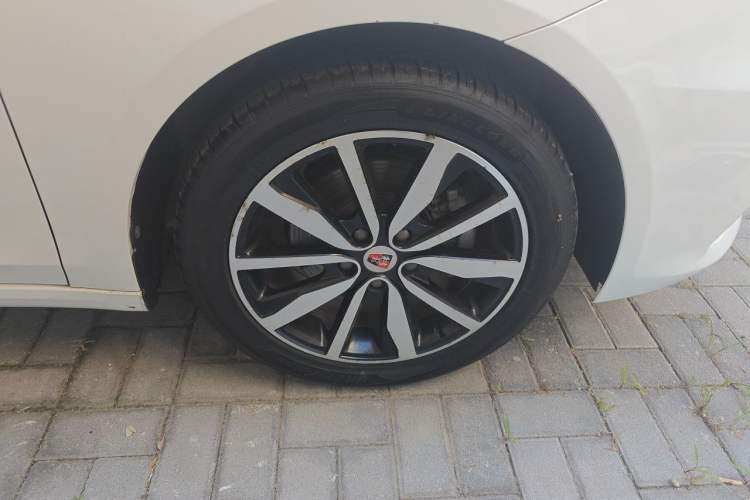 Used Roewe i6 2017 20T Automatic Internet ZhiZun Edition Right Front Wheel Hub
