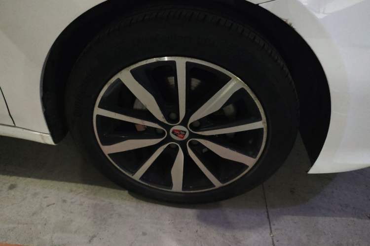 Used Roewe i6 2017 20T Automatic Flagship Edition Right Front Wheel Hub