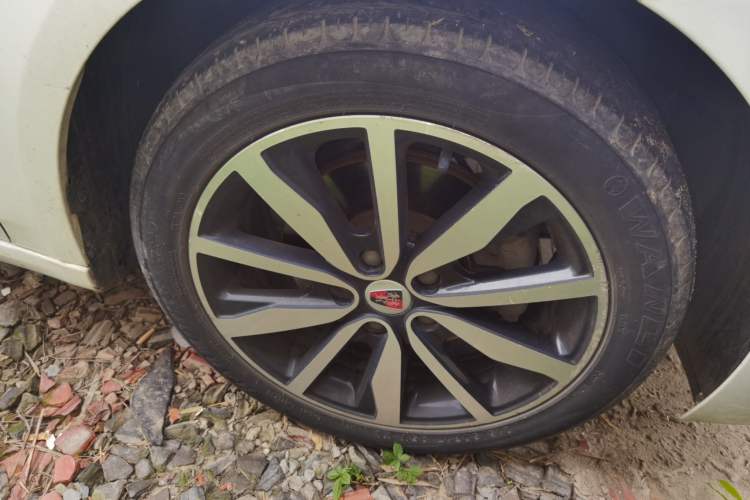 Used Roewe i6 2017 20T Automatic Internet ZhiZun Edition Right Front Wheel Hub