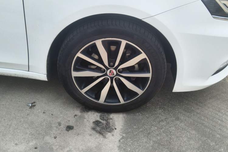 Used Roewe i6 2017 20T Automatic Internet ZhiZun Edition Right Front Wheel Hub