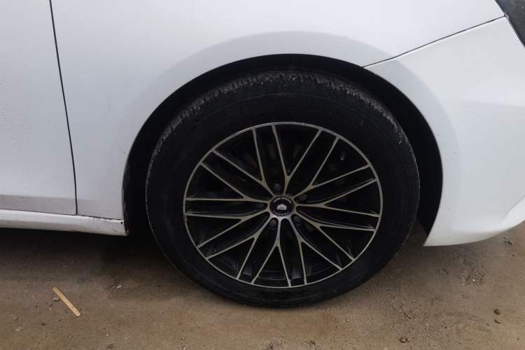 Used Roewe i6 2017 16T Automatic Flagship Edition Right Front Wheel Hub