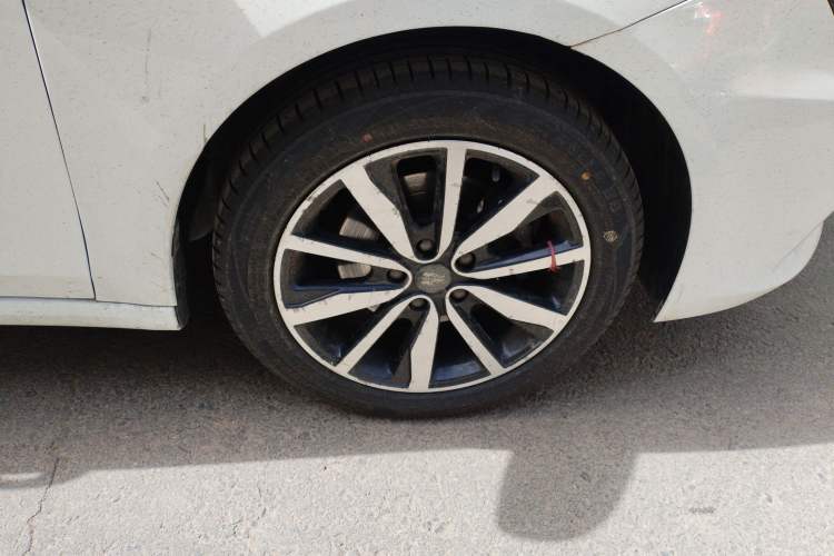 Used Roewe i6 2017 20T Automatic Internet ZhiZun Edition Right Front Wheel Hub
