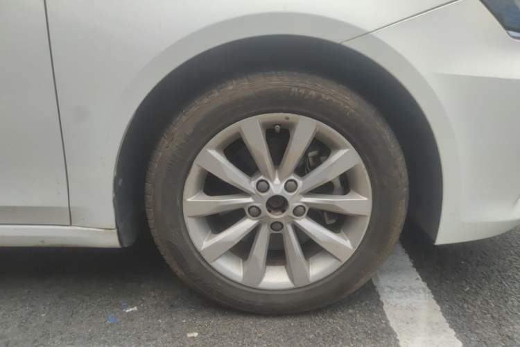Used Roewe i6 2017 20T Automatic Flagship Edition Right Front Wheel Hub