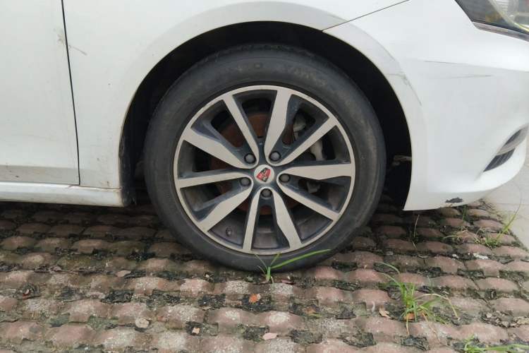 Used Roewe i6 2017 20T Automatic Internet ZhiZun Edition Right Front Wheel Hub