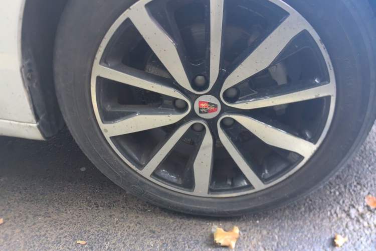 Used Roewe i6 2017 20T Automatic Internet ZhiZun Edition Right Front Wheel Hub
