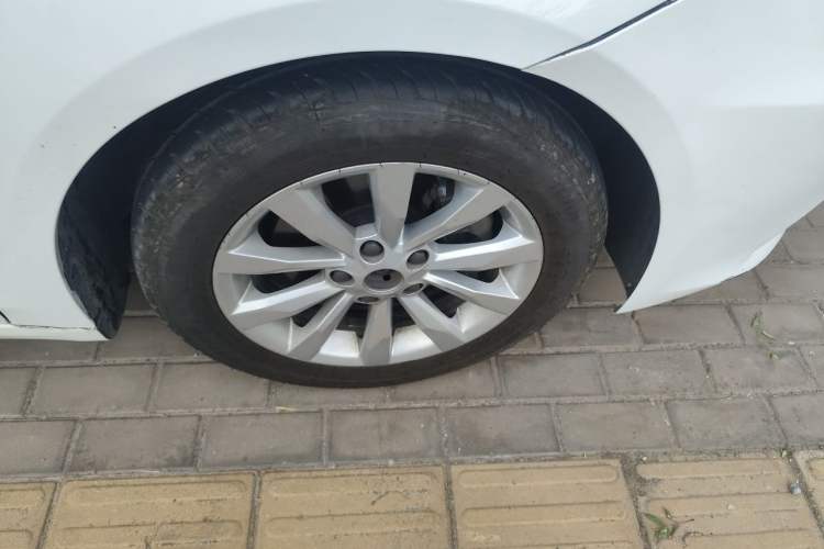 Used Roewe i6 2017 20T Automatic Internet Smart Edition Right Front Wheel Hub