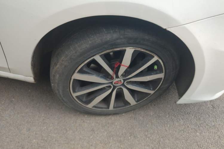 Used Roewe i6 2017 20T Automatic Flagship Edition Right Front Wheel Hub