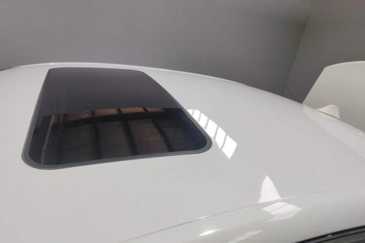 Used Roewe i6 2017 20T Manual Luxury Edition Roof