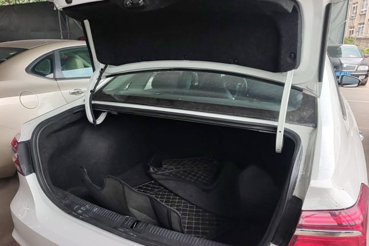 Used Roewe i6 2017 20T Automatic Internet ZhiZun Edition Trunk