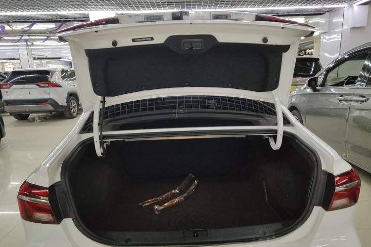 Used Roewe i6 2017 20T Automatic Internet ZhiZun Edition Trunk