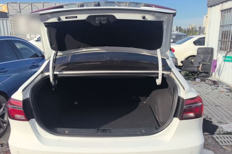 Used Roewe i6 2017 20T Automatic Flagship Edition Trunk