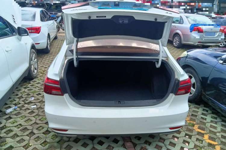 Used Roewe i6 2017 16T Manual Luxury Edition Trunk