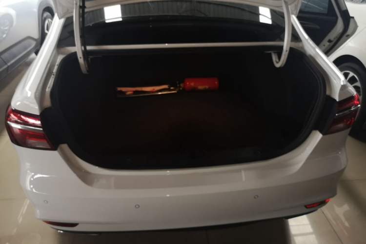 Used Roewe i6 2017 20T Automatic Flagship Edition Trunk
