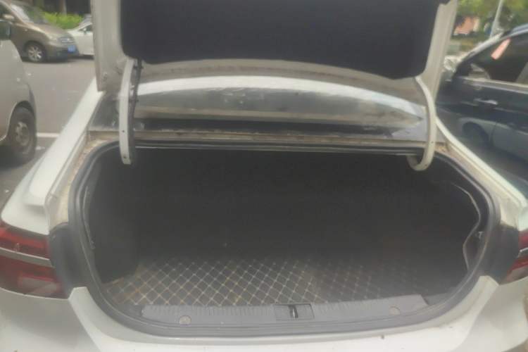 Used Roewe i6 2017 20T Automatic Flagship Edition Trunk