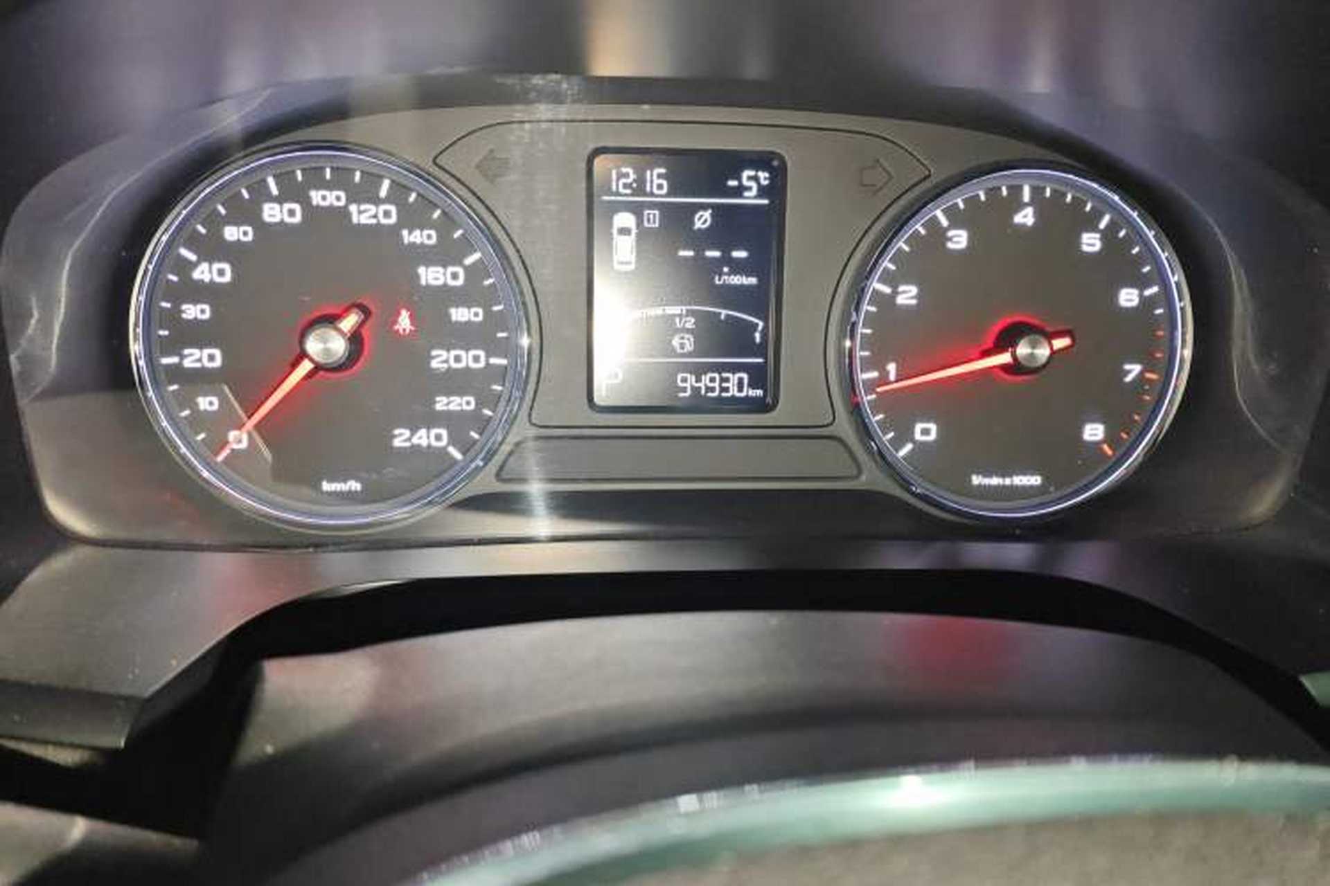 Used Roewe i6 2018 20T Automatic Internet Smart Edition Odometer Close Up