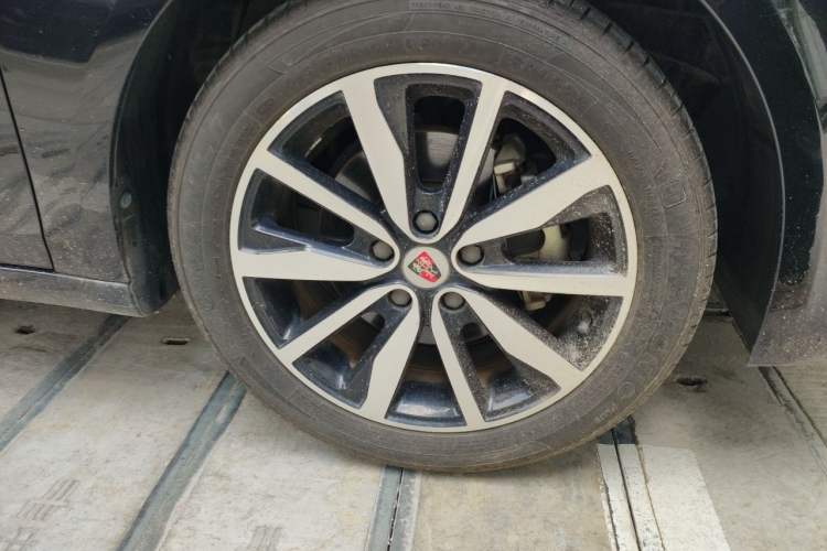 Used Roewe i6 2018 20T Automatic Internet ZhiZun Edition Right Front Wheel Hub