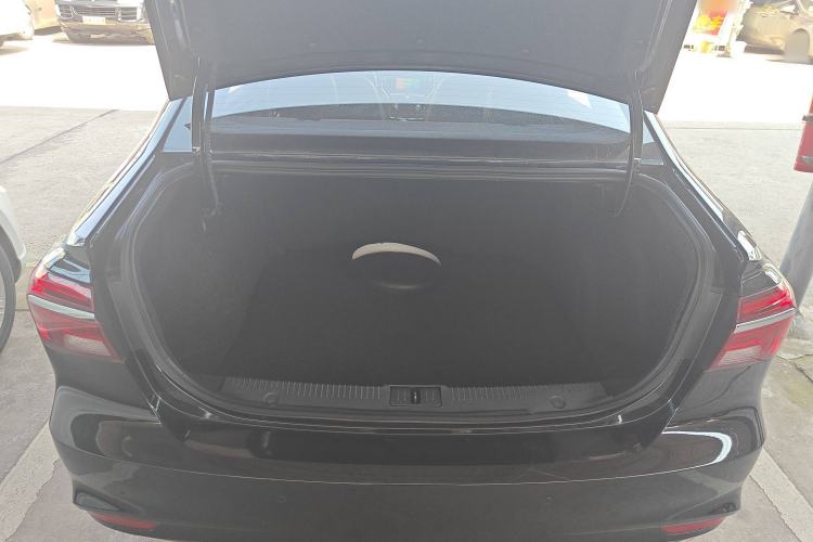 Used Roewe i6 2018 20T Manual Luxury Edition Trunk