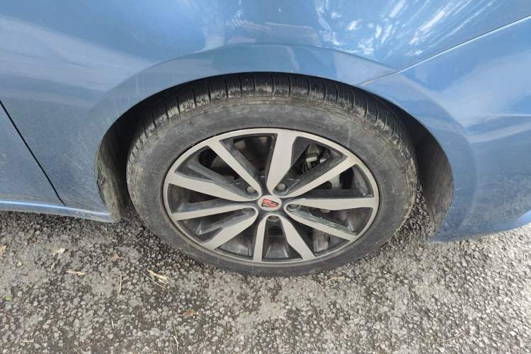Used Roewe i6 2018 20T Automatic Internet ZhiZun Edition Right Front Wheel Hub