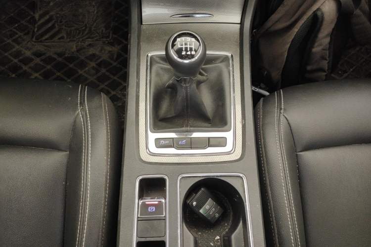 Used Roewe i6 2018 20T Manual Luxury Edition Gear Lever