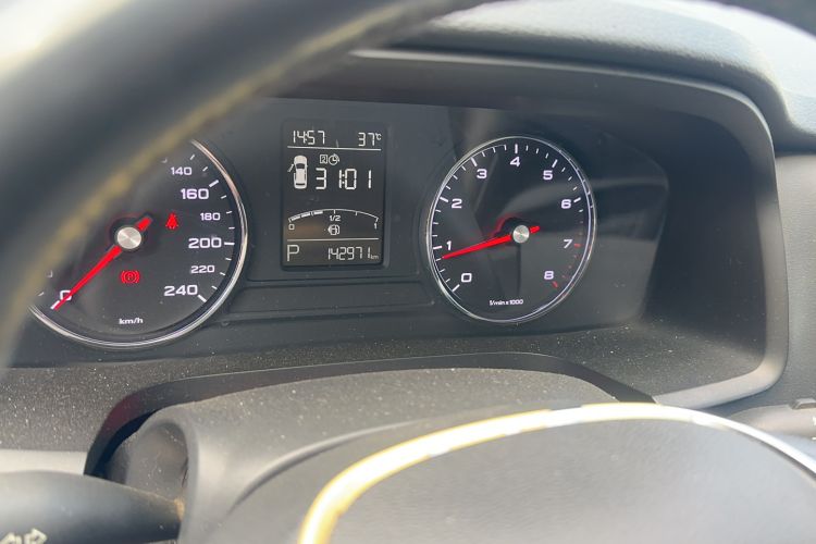 Used Roewe i6 2018 20T Automatic Flagship Edition Odometer Close Up