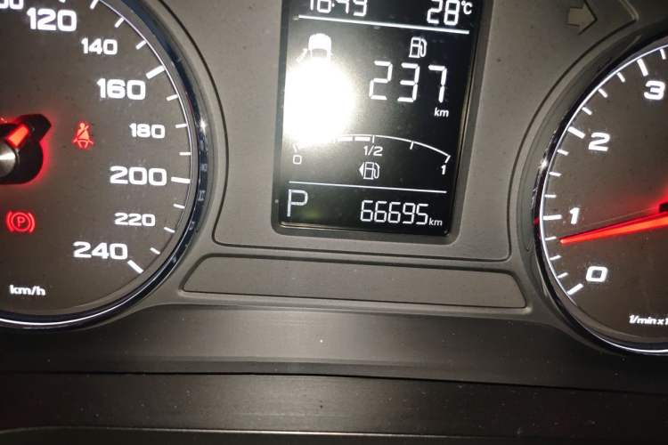 Used Roewe i6 2018 20T Automatic Flagship Edition Odometer Close Up