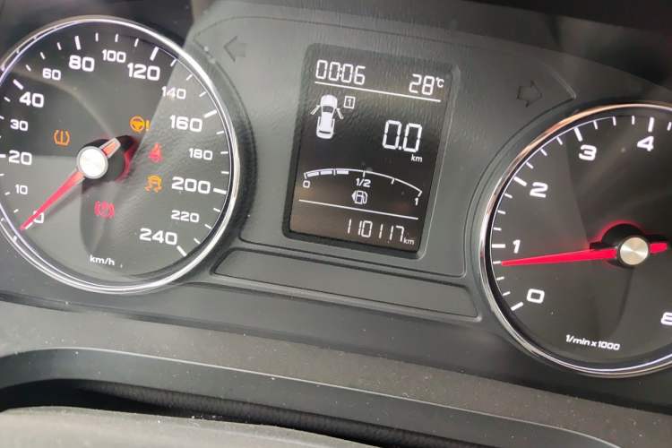 Used Roewe i6 2018 20T Manual Luxury Edition Odometer Close Up