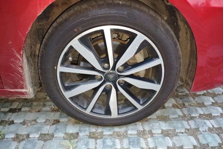 Used Roewe i6 2018 20T Automatic Internet Smart Edition Right Front Wheel Hub