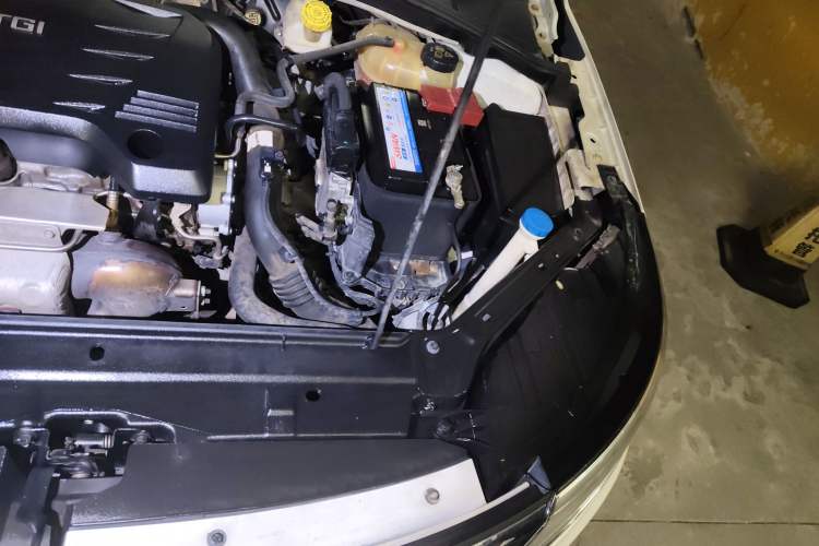 Used Roewe i6 2018 20T Automatic Internet ZhiZun Edition Engine Bay Left