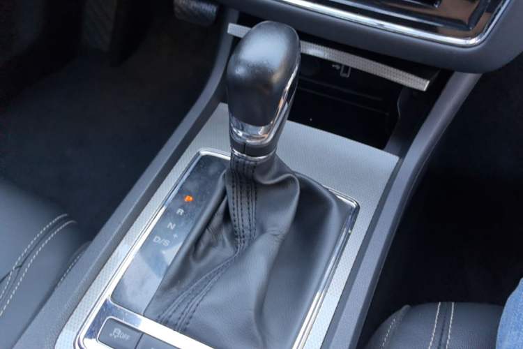 Used Roewe i6 2018 20T Automatic Flagship Edition Gear Lever