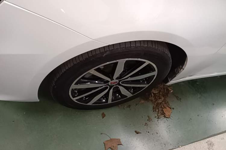 Used Roewe i6 2018 20T Automatic Internet Smart Edition Left Front Wheel Hub